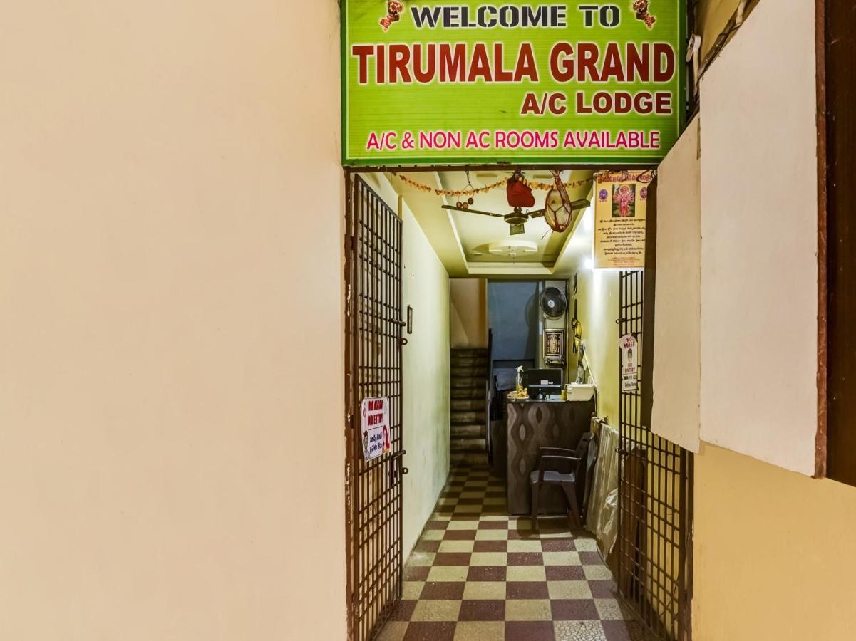 Oyo 84039 Tirumala Grand Раджамандрі Екстер'єр фото